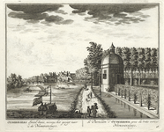 135737 Gezicht op de Vecht in de richting van Nieuwersluis met rechts de theekoepel op de hoek van de buitenplaats Ouderhoek.